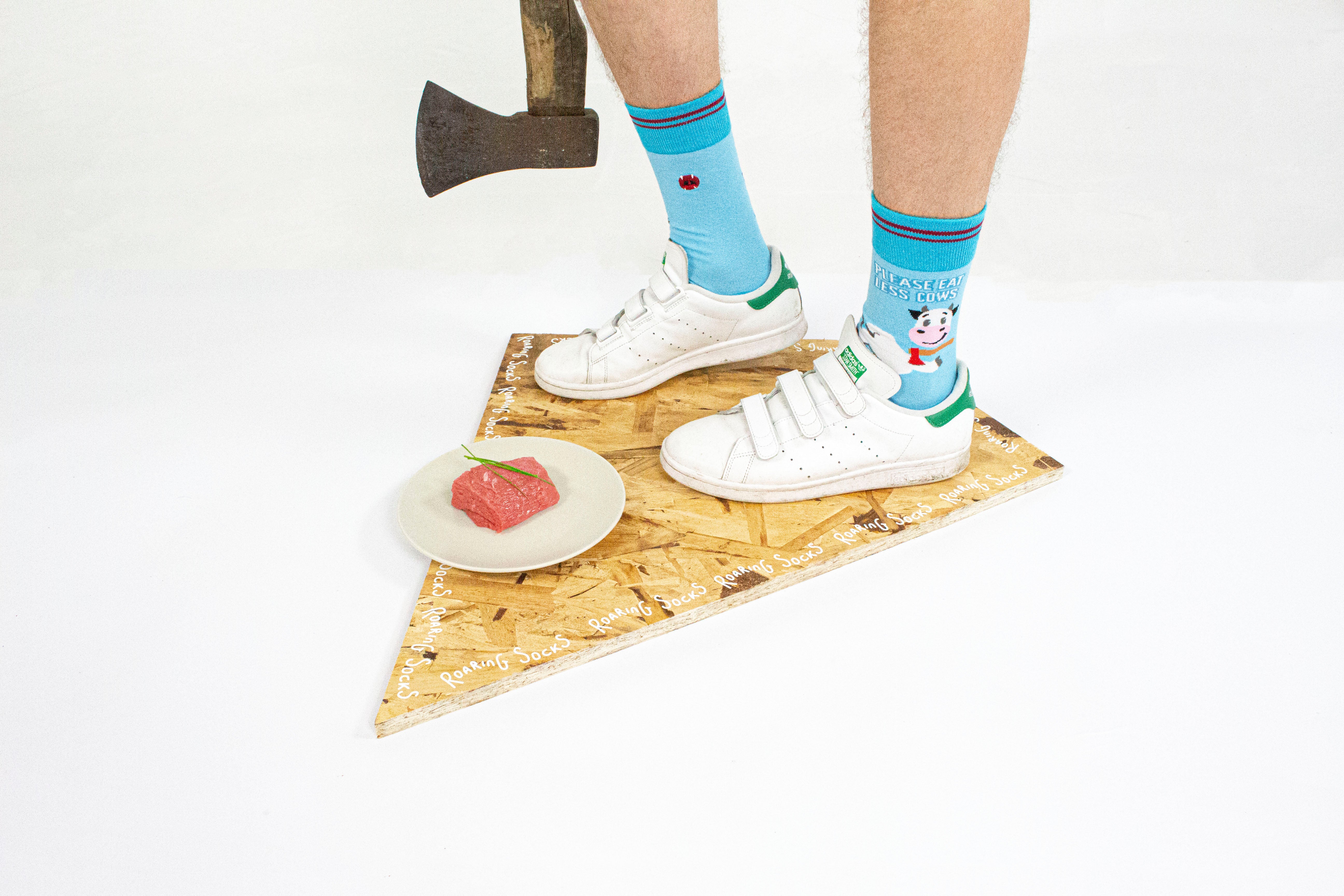 Roaring Socks - Sokken - Please eat less cows - Blauw - Koe - Bijl - Slachten - Vegetariër Vegan - Milieu - Katoen - Leuk - Grappig - Vrolijk - Fashion – Cadeau