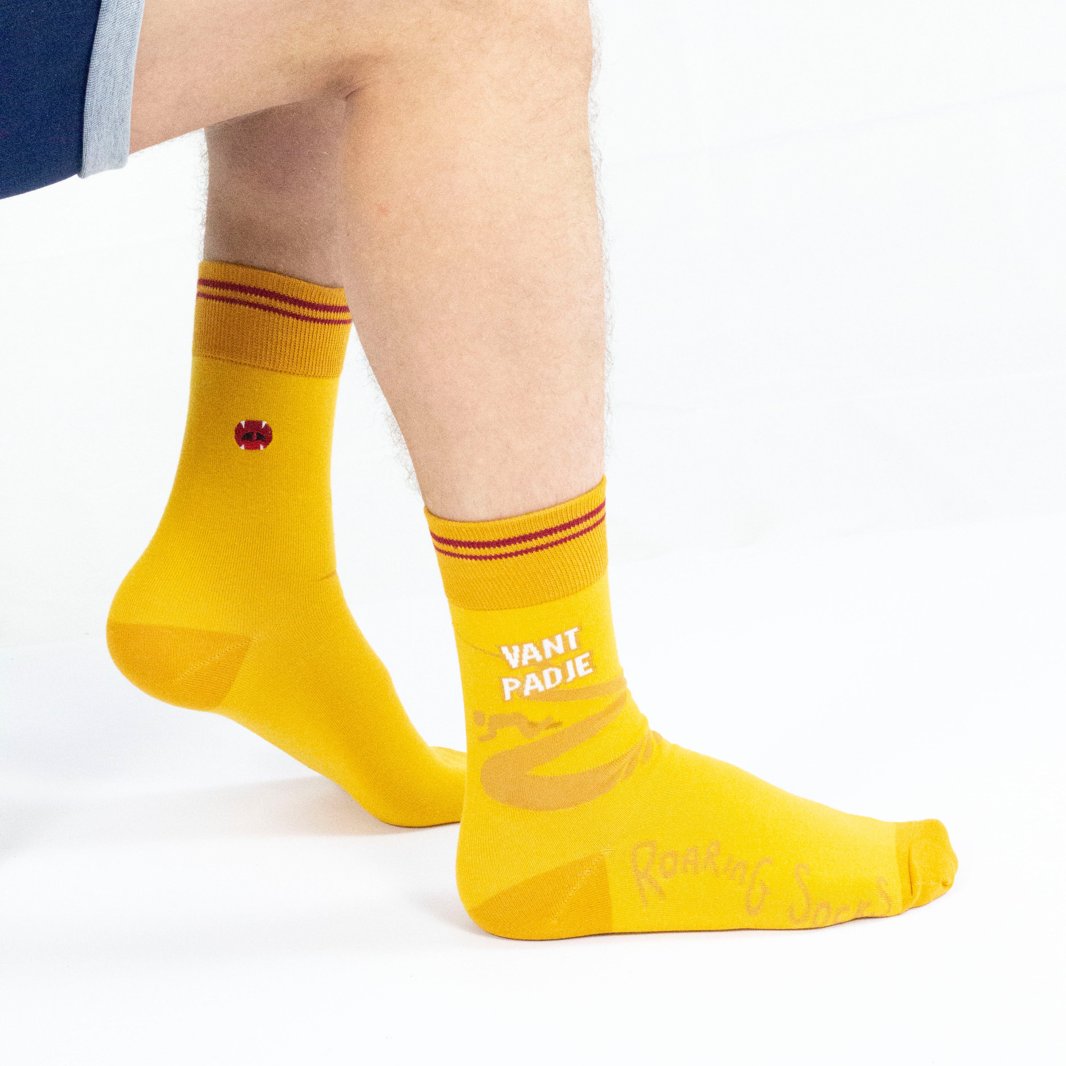 Roaring Socks - Sokken – Van’t padje - Geel – Scheef gaan – Zuipen – Drinken – Alcohol - Bier - Café - Katoen - Leuk - Grappig - Vrolijk - Fashion – Cadeau